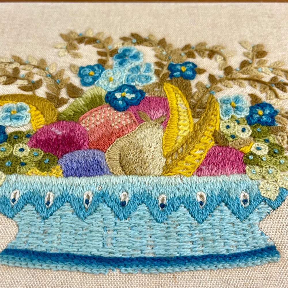 Vintage‎ Crewel Embroidery Fruit Bowl Floral Art Notched Wood Frame 11.5x9.5 70s - Picture 5 of 10